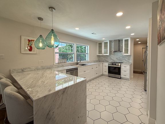 5th image of 395 Hiden Blvd