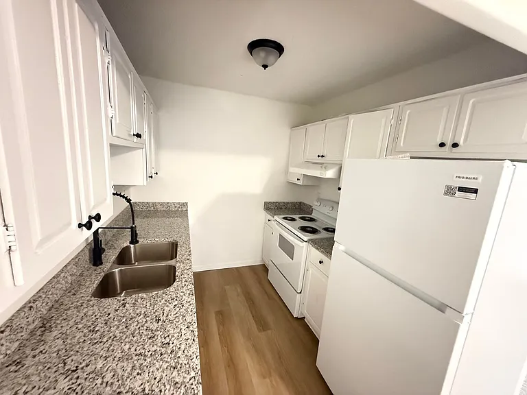 144 Wesley Dr — Photo 2