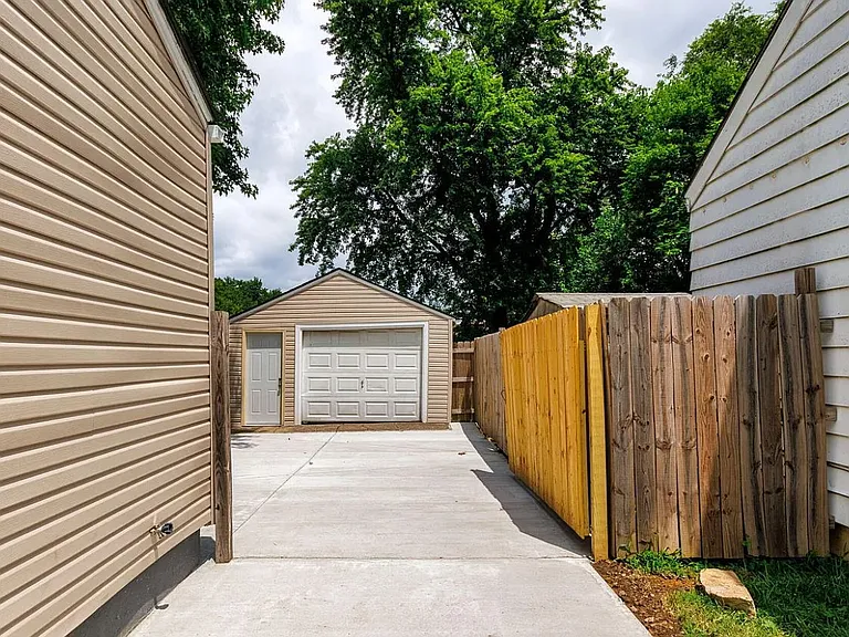 3515 Bells Ln — Photo 17
