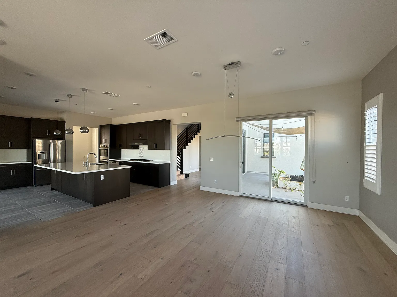 4 bed, 3379 sqft, $9,998 — Photo 4