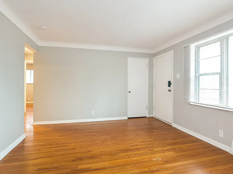 1328235_018_living_room_13523670.jpg