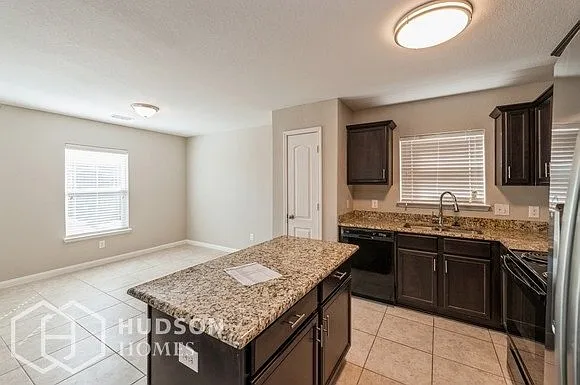 3 bed, 2.0 bath, 1655 sqft, $1,890 — Photo 4