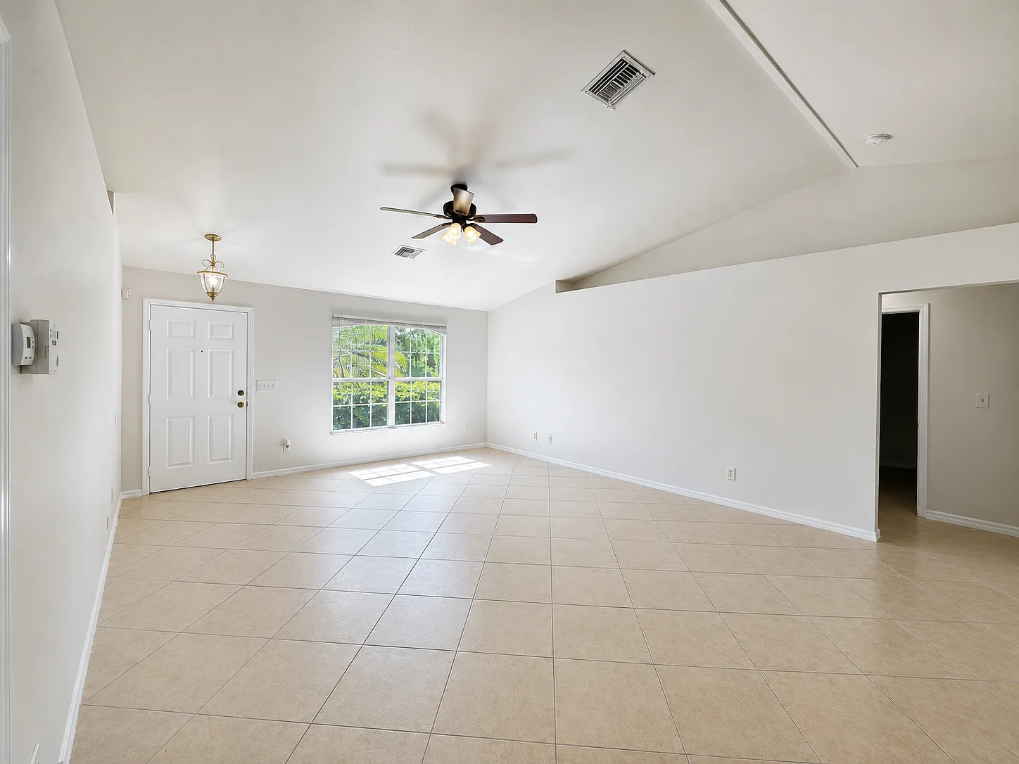 3 bed, 1442 sqft, $1,900 — Photo 2