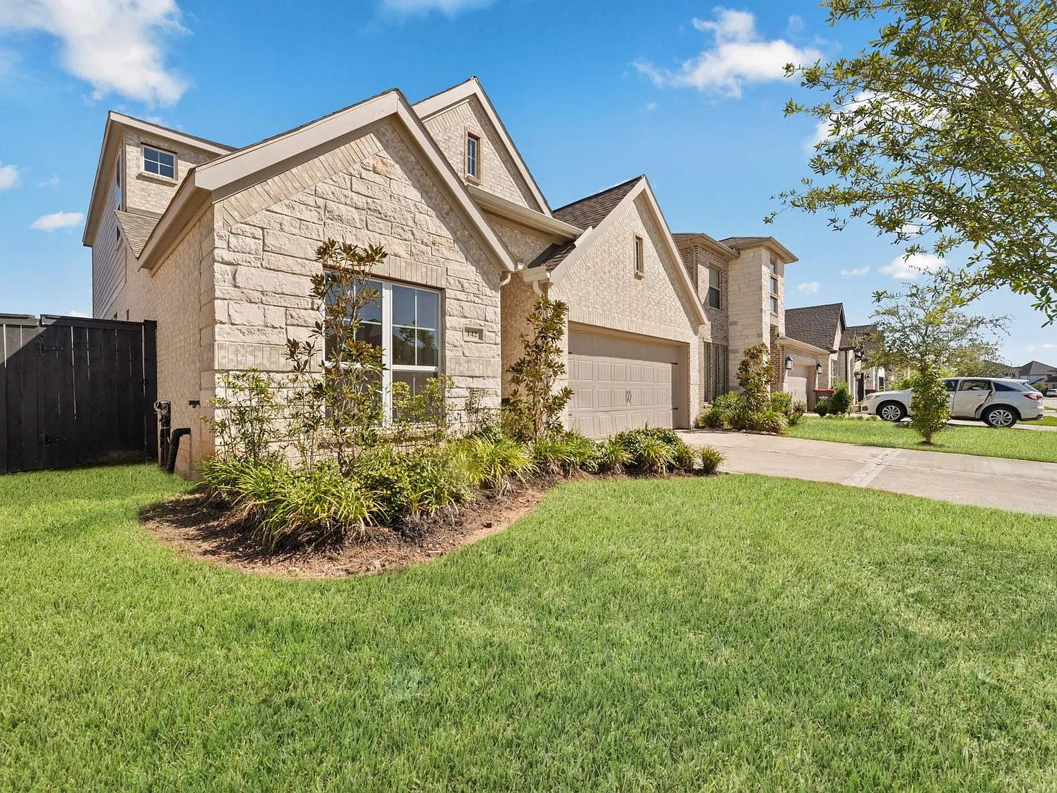 4 bed, 3.0 bath, 2412 sqft, $3,975 — Photo 2