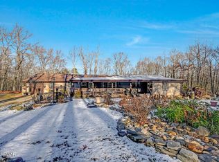 105 Hunters Ln, Dingmans Ferry, PA 18328