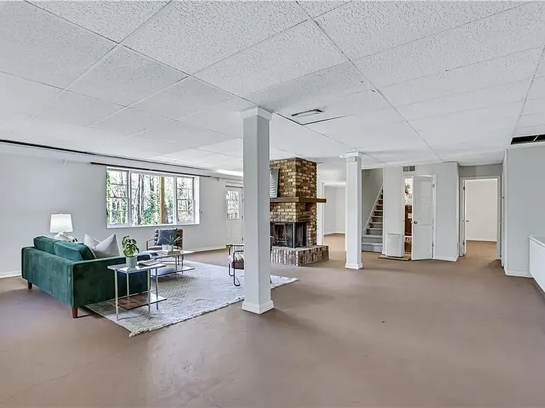 2298 Jay Ln SE — Photo 11
