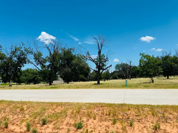 1036 E Landings Rd N, Granbury, TX 76049