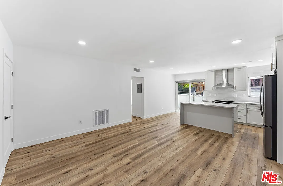 2 bed, 1.0 bath, 1100 sqft, $3,600 — Photo 4
