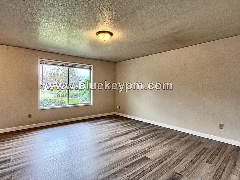 14005 NE 70th St — Photo 4