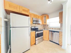 422 Lakeside Dr, Pompano Beach, FL