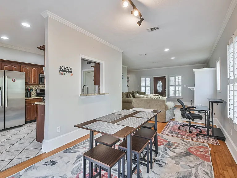 1116 W 16th St — Photo 15