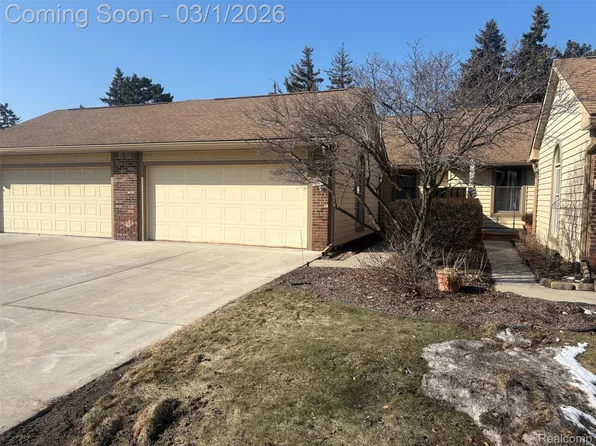 2880 Lakewood Dr, Trenton, MI 48183