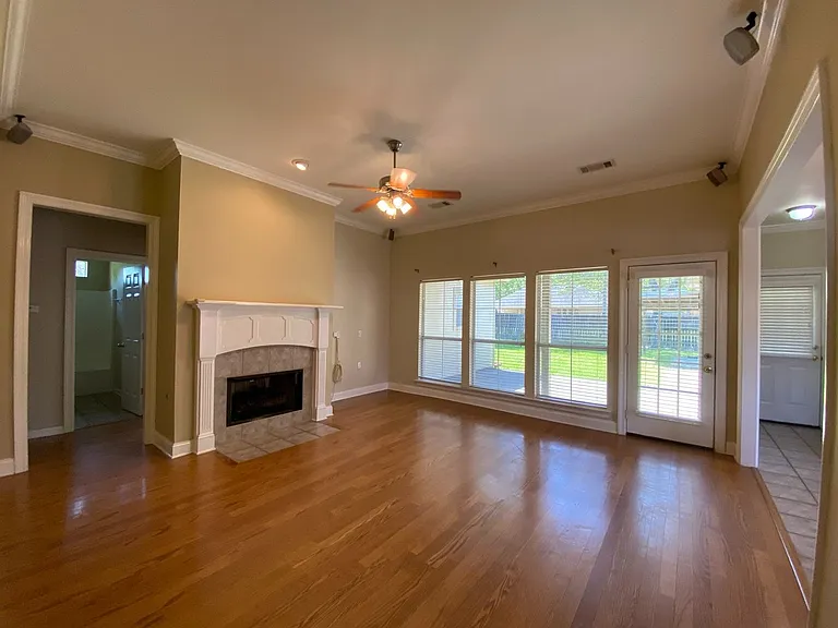 413 Lake Worth Dr — Photo 1