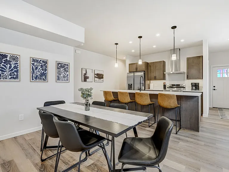 Kitchen

Dining and bar space available to enjoy your favorite meals!