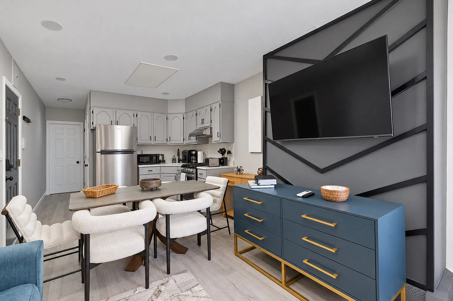 2 bed, 1.0 bath, 1194 sqft, $4,654 — Photo 2