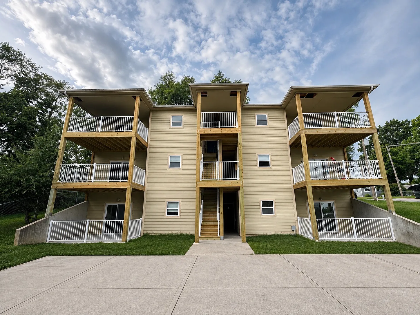 425 Thornton St — Photo 1