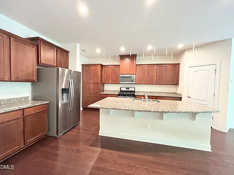735 Lampwick Ln — Photo 8