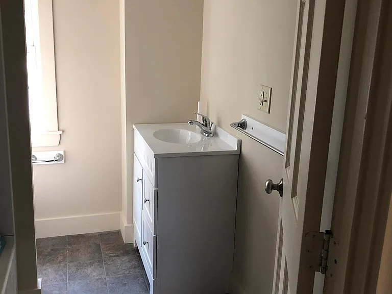 Full bathroom, 2nd floor