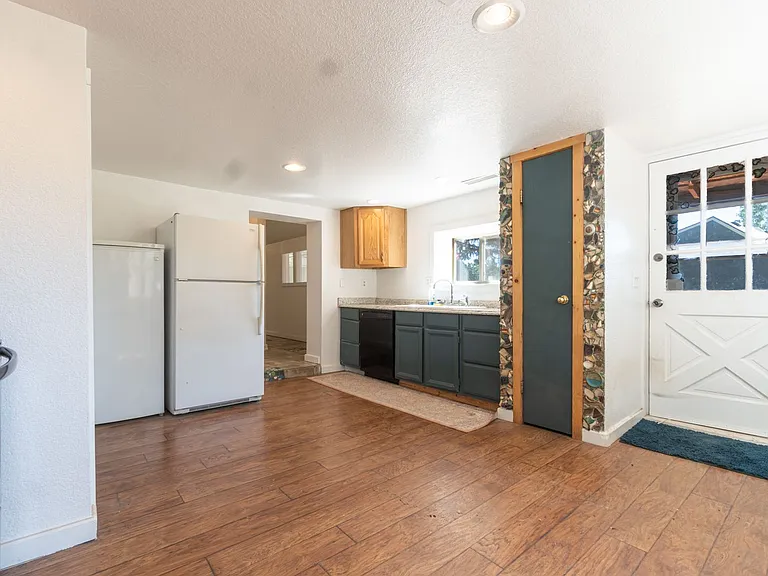 1021 W South Ave — Photo 6