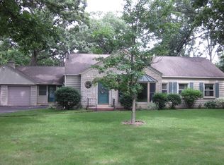 335 Hampshire Ln, Crystal Lake, IL 60014