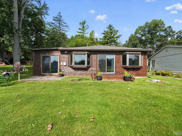 6390 Buckshore Dr, Whitmore Lake, MI 48189