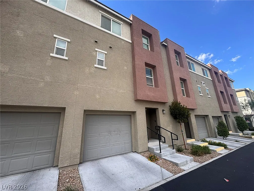 4 bed, 2.5 bath, 1833 sqft, $2,300 — Photo 2