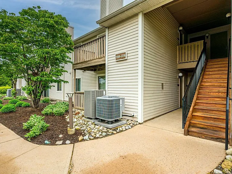 2310 Aspen Dr — Photo 2