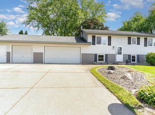 921 Beacon Ln, Apple Valley, MN 55124