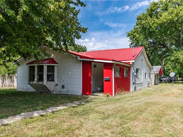 529 E Cedar St, Moweaqua, IL 62550