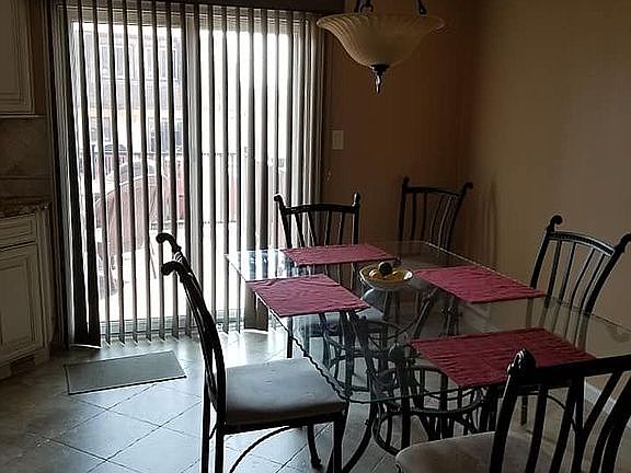 4th image of 864 Sheldon Ave