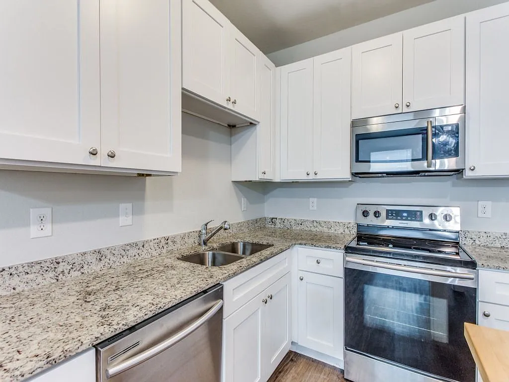 3 bed, 2.5 bath, 1400 sqft, $1,799 — Photo 4