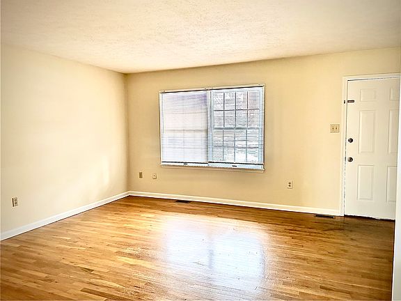 3rd image of 402 Tudor Dr