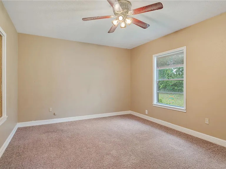 318 Fairway Dr — Photo 9