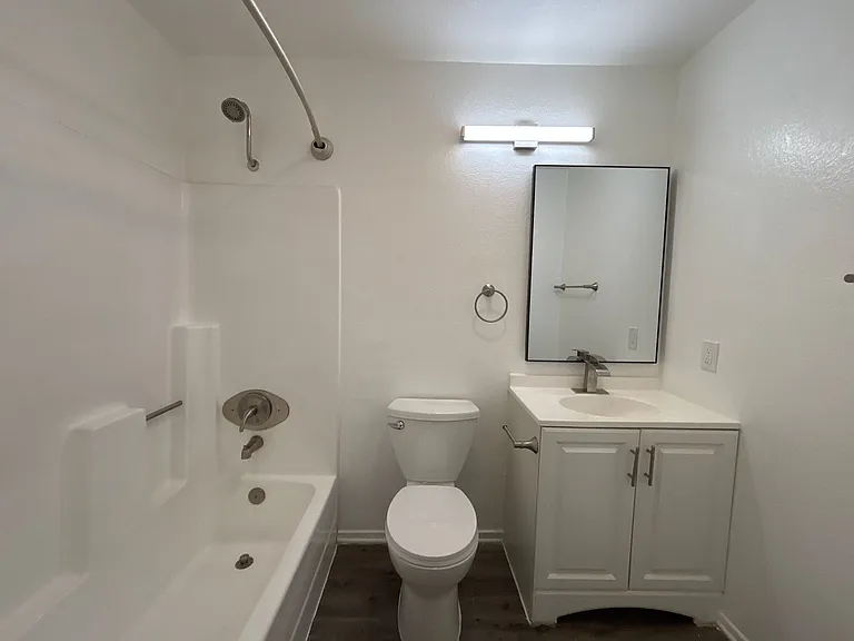 226 South Serrano — Photo 28