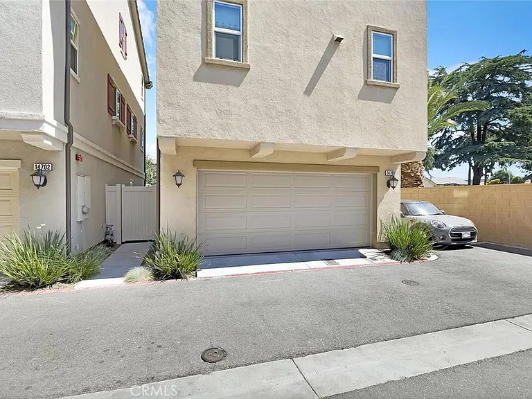 14700 Sherman Way — Photo 16