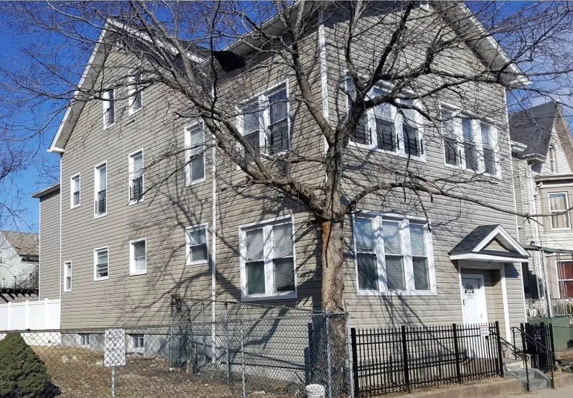 4 bed, 1000 sqft, $2,500 — Photo 1