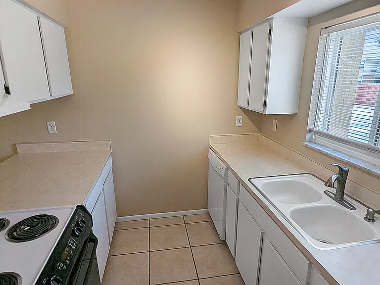 1000 Lake Of The Woods Blvd #C103 — Photo 9