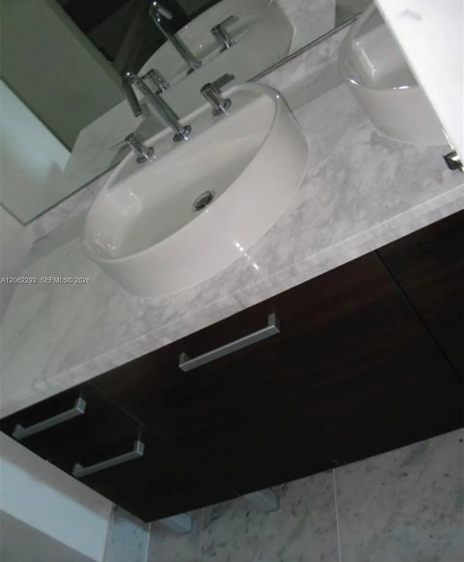 Vizcayne North Condo — Photo 4