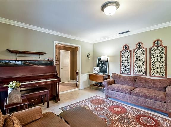 3rd image of 2000 Dartmouth Ln