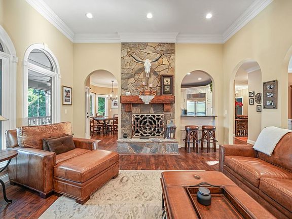 4th image of 560 Overlook Ln