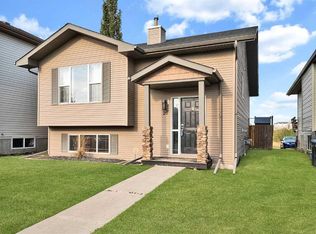 26 W Lucky Pl, Sylvan Lake, AB T4S 0A9