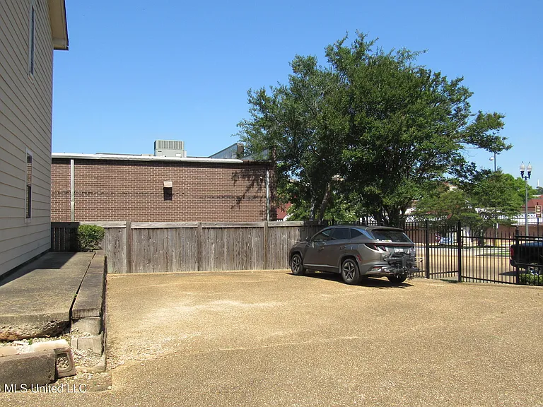 931 E Fortification St — Photo 2