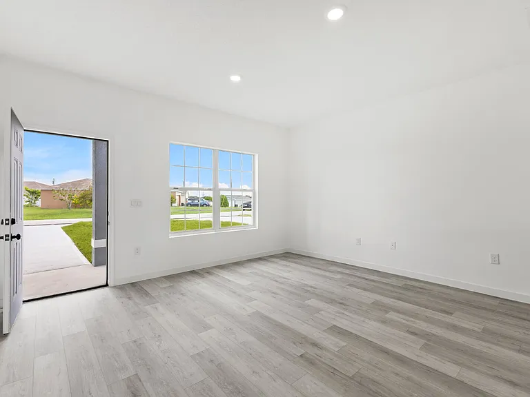 716 Desmoines Dr — Photo 22