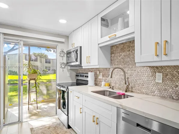 19 Abbey Ln APT 104, Delray Beach, FL 33446