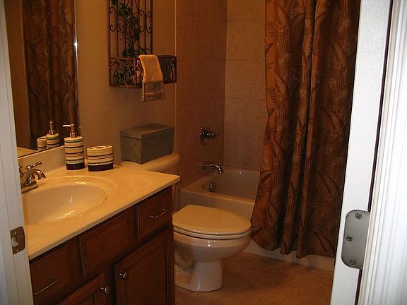 Guest bath w/ceramic tile