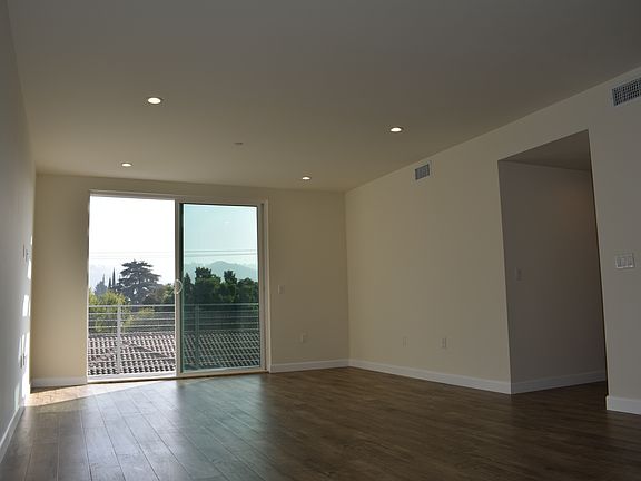 5th image of 4504 Colbath Ave #401