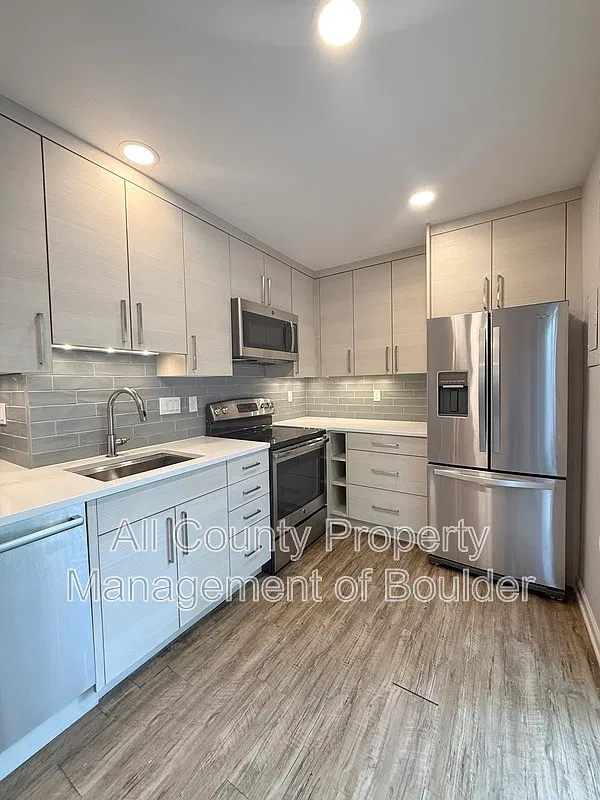 2 bed, 1.5 bath, 1044 sqft, $2,100 — Photo 2