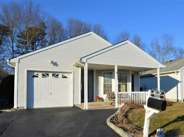 414 N Village Circle #414, Manorville, NY 11949