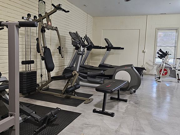 5th image of 1020 Union Blvd #101
