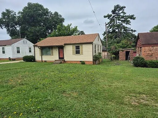 1712 Pinewood Dr — Photo 2